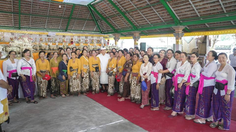 Foto: Bupati Adi Arnawa saat menghadiri rangkaian upacara adat dan keagamaan Ngaben Kinembulan, Ngaben Ngerit, dan Atma Wedana di Desa Adat Jagapati, Kecamatan Abiansemal, Badung