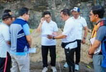 Bupati Wayan Adi Arnawa bersama Ketua DPRD Badung I Gusti Anom Gumanti melakukan inspeksi lapangan penataan kawasan pedestrian di sepanjang Pantai Kuta