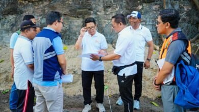 Bupati Wayan Adi Arnawa bersama Ketua DPRD Badung I Gusti Anom Gumanti melakukan inspeksi lapangan penataan kawasan pedestrian di sepanjang Pantai Kuta