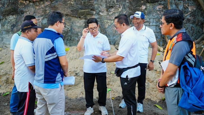 Bupati Wayan Adi Arnawa bersama Ketua DPRD Badung I Gusti Anom Gumanti melakukan inspeksi lapangan penataan kawasan pedestrian di sepanjang Pantai Kuta
