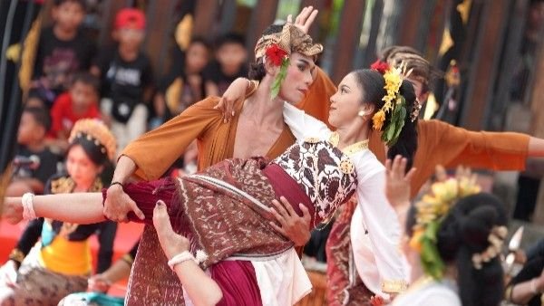 Penampilan memukau Sanggar Seni Gargita Santhi sebagai Duta Kabupaten Badung dalam Rekasadana Gambelan Inovatif di Kalangan Angsoka Art Centre Denpasar
