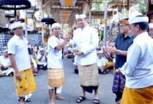 Foto: Wabup Bagus Alit Sucipta hadiri puncak Karya Melaspas, Mendem Pedagingan, Ngenteg Linggih, Padudusan Agung di Pura Dalem, Banjar Batubayan, Desa Adat Batubayan, Abiansemal
