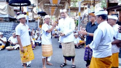 Foto: Wabup Bagus Alit Sucipta hadiri puncak Karya Melaspas, Mendem Pedagingan, Ngenteg Linggih, Padudusan Agung di Pura Dalem, Banjar Batubayan, Desa Adat Batubayan, Abiansemal