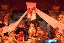 Penampilan memukau Sanggar Seni Kadung Tresna dan Barong Binal Mengwitani dengan garapan "Srotragrahana" di Panggung Terbuka Art Centre Denpasar