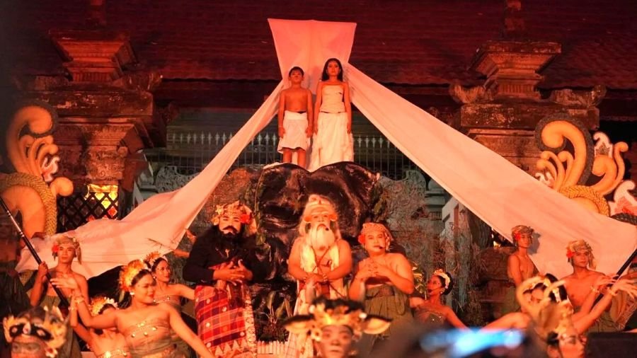 Penampilan memukau Sanggar Seni Kadung Tresna dan Barong Binal Mengwitani dengan garapan "Srotragrahana" di Panggung Terbuka Art Centre Denpasar
