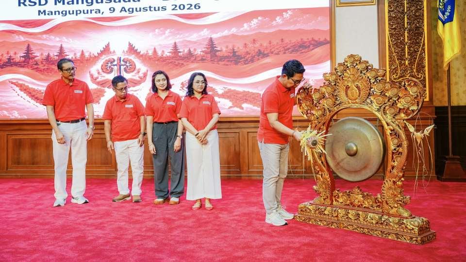 Bupati Wayan Adi Arnawa bersama Ketua TP. PKK Badung Nyonya Rasniathi Adi Arnawa saat Sarasehan Pejuang Dialisis di Ruang Kertha Gosana, Puspem Badung