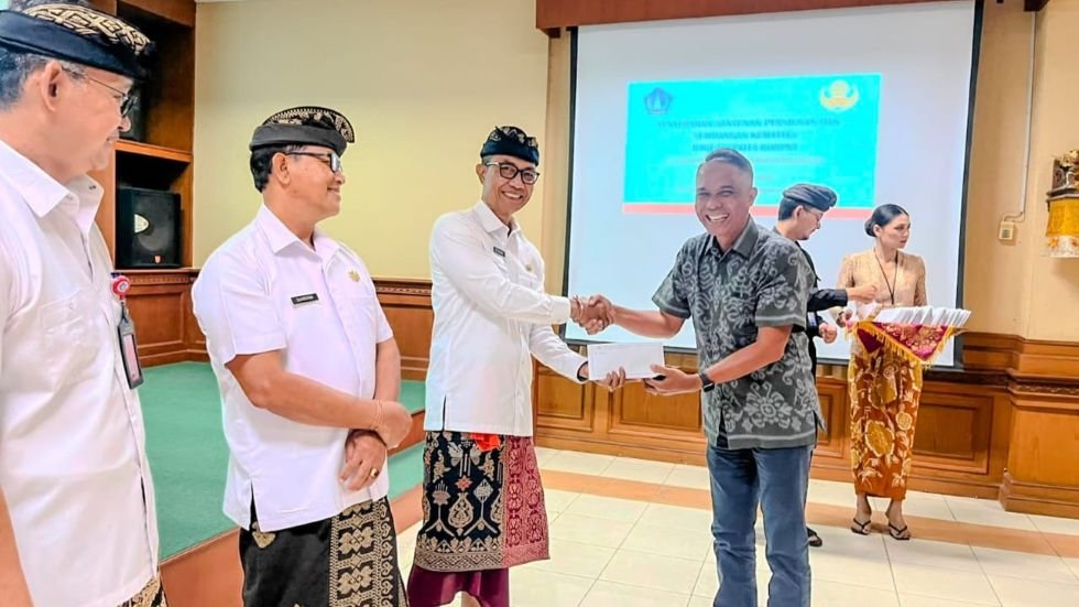 Asisten Administrasi Umum Kabupaten Badung, I Wayan Wijana menyerahkan santunan dana pensiun kepada 74 purna tugas ASN serta sumbangan dana kematian kepada 5 ahli waris ASN di Ruang Rapat Samasta, Kantor BKPSDM, Puspem Badung