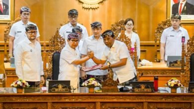 Bupati Adi Arnawa menyampaikan penjelasan dan menandatangani Nota Kesepakatan saat Rapat Paripurna Masa Persidangan Pertama, di Ruang Utama Gosana, Gedung DPRD, Puspem Badung
