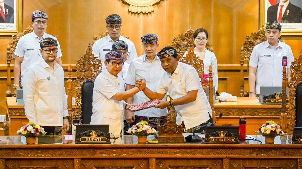 Bupati Adi Arnawa menyampaikan penjelasan dan menandatangani Nota Kesepakatan saat Rapat Paripurna Masa Persidangan Pertama, di Ruang Utama Gosana, Gedung DPRD, Puspem Badung