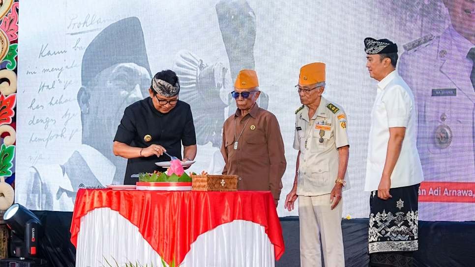 Bupati Adi Arnawa saat acara syukuran di Area Jaba Pura Lingga Bhuana, Puspem Badung