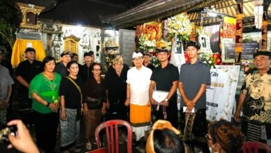 Bupati Wayan Adi Arnawa menyerahkan Piagam Penghargaan Tertib Administrasi Pengurusan Akta Kematian dan KK di Lingkungan Karang Suwung