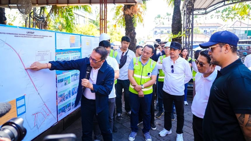 Bupati Wayan Adi Arnawa bersama Wabup Bagus Alit Sucipta saat meninjau proyek strategis Pengendali Banjir di wilayah Kecamatan Kuta