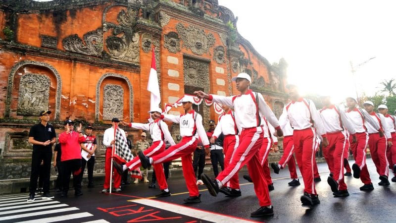 Wabup Tjok Surya Lepas Lomba Gerak Jalan