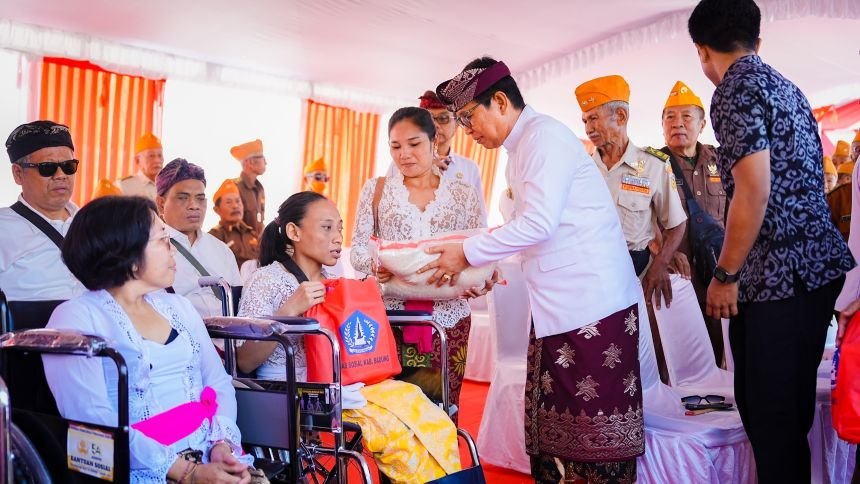 Foto: Bupati Wayan Adi Arnawa menjadi Inspektur Upacara saat Upacara Peringatan HUT. Ke-81 Kemerdekaan RI di Lapangan Pusat Pemerintahan (Puspem) Badung