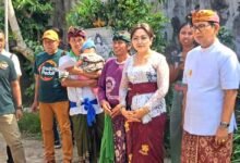 Bupati Wayan Adi Arnawa, bersama Ketua K3S Badung Nyonya Rasniathi Adi Arnawa, saat kegiatan Talk Show Badung Peduli Go To School di SMA Negeri 1 Kuta Utara dan bantu warga Dalung serta Kapal