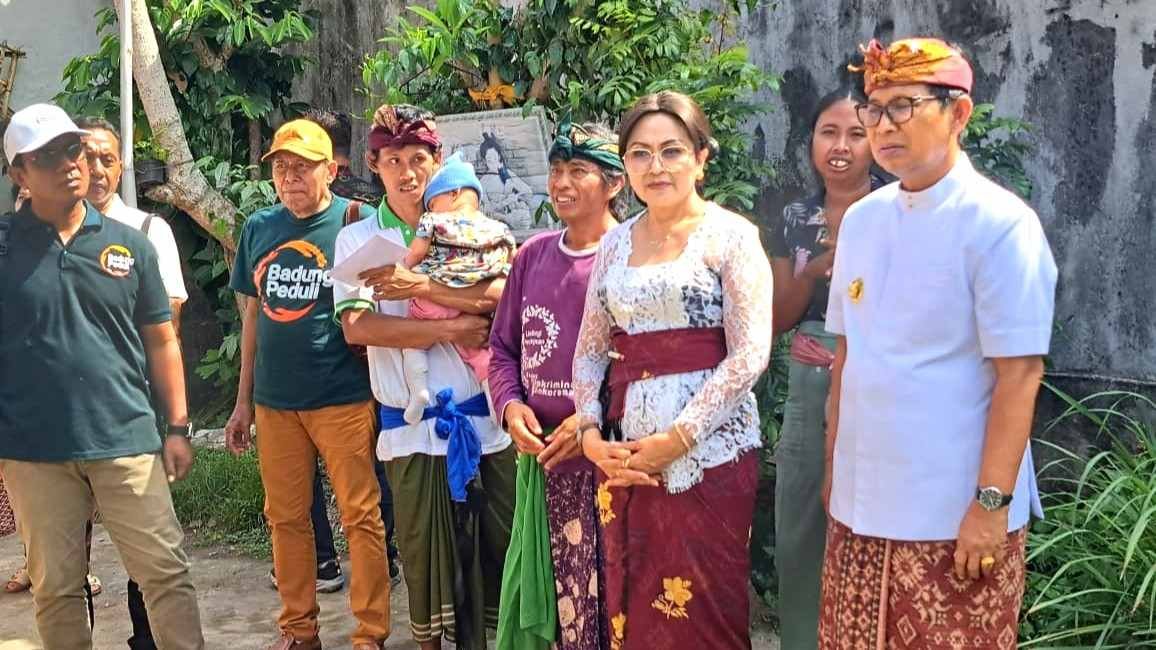Bupati Wayan Adi Arnawa, bersama Ketua K3S Badung Nyonya Rasniathi Adi Arnawa, saat kegiatan Talk Show Badung Peduli Go To School di SMA Negeri 1 Kuta Utara dan bantu warga Dalung serta Kapal