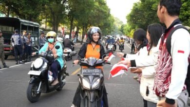 Ribuan bendera dibagikan agar masyarakat secara kolektif bisa merayakan HUT RI penuh suka cita