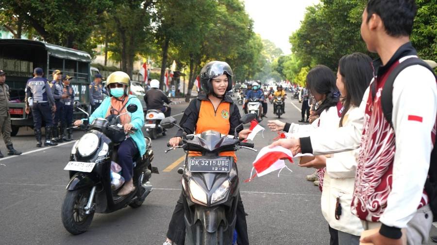 Ribuan bendera dibagikan agar masyarakat secara kolektif bisa merayakan HUT RI penuh suka cita