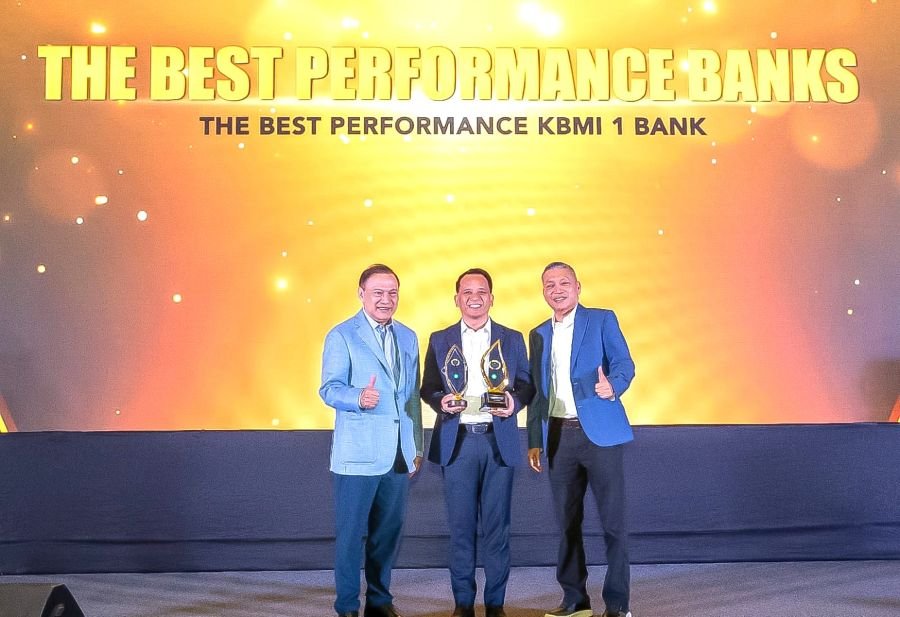 Dirut bank bpd bali berada di tengah