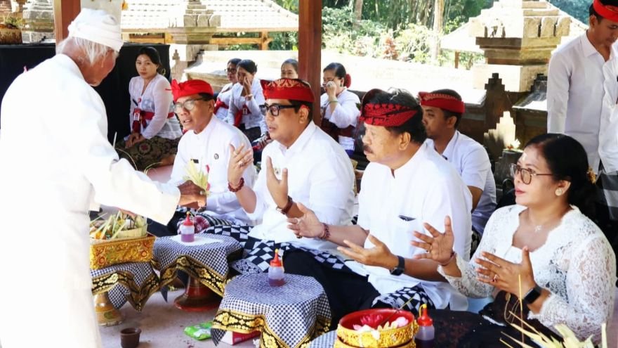 Pemerintah Kabupaten Tabanan laksanakan persembahyangan bersama Purnama Sasih Katiga