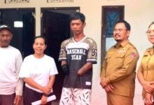 Kepala Dinsos PPPA Buleleng I Putu Kariaman Putra saat memfasilitasi penyerahan bantuan sosial bagi warga rentan