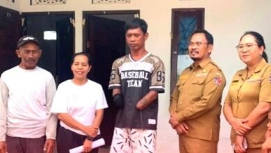 Kepala Dinsos PPPA Buleleng I Putu Kariaman Putra saat memfasilitasi penyerahan bantuan sosial bagi warga rentan