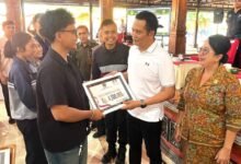 penyerahan beasiswa oleh Bupati Jembrana I Made Kembang Hartawan di Mendopo Kesari Jembrana