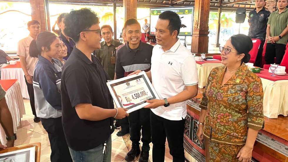 penyerahan beasiswa oleh Bupati Jembrana I Made Kembang Hartawan di Mendopo Kesari Jembrana