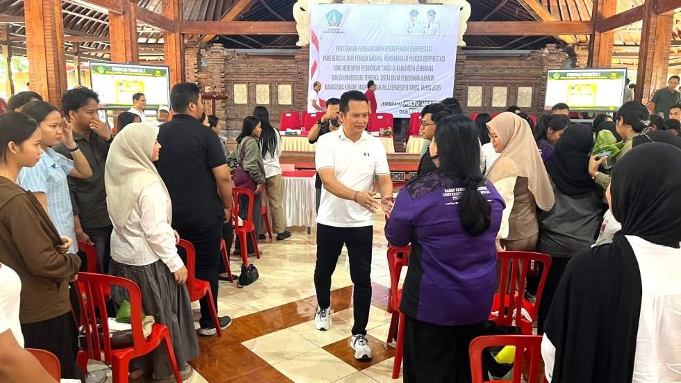 Bupati Jembrana I Made Kembang Hartawan didampingi Wakil Bupati I Gede Ngurah Patriana Krisna usai menyerahkan bantuan pendidikan