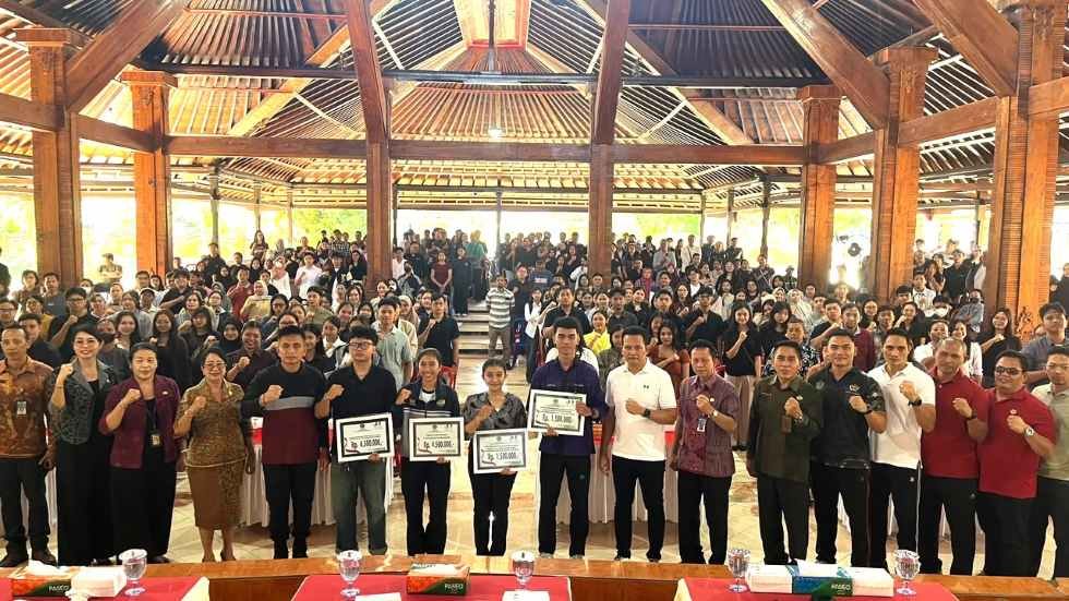 Suasana penyerahan beasiswa oleh Bupati Jembrana I Made Kembang Hartawan di Mendopo Kesari Jembrana