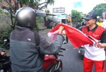 Bupati Klungkung, I Made Satria saat membagikan Bendera Merah Putih
