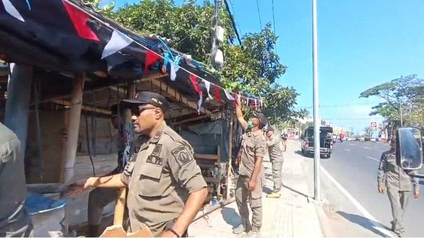 Satpol PP Badung tertibkan tiga bangunan liar dan kumuh di Kerobokan Kelod