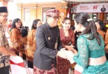 Wakil Wali Kota Denpasar, I Kadek Agus Arya Wibawa, didampingi Ketua Gabungan Organisasi Wanita (GOW) Kota Denpasar, Ayu Kristi Arya Wibawa, saat menghadiri perayaan Hari Ulang Tahun (HUT) ke-64 Persatuan Wredatama Republik Indonesia (PWRI) Kota Denpasar di Kantor PWRI Provinsi Bali