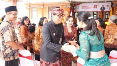 Wakil Wali Kota Denpasar, I Kadek Agus Arya Wibawa, didampingi Ketua Gabungan Organisasi Wanita (GOW) Kota Denpasar, Ayu Kristi Arya Wibawa, saat menghadiri perayaan Hari Ulang Tahun (HUT) ke-64 Persatuan Wredatama Republik Indonesia (PWRI) Kota Denpasar di Kantor PWRI Provinsi Bali