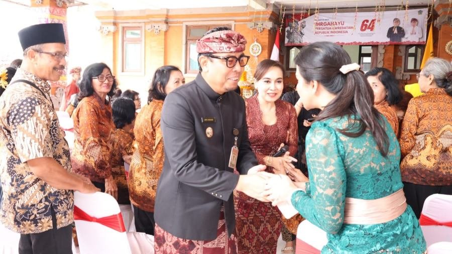 Wakil Wali Kota Denpasar, I Kadek Agus Arya Wibawa, didampingi Ketua Gabungan Organisasi Wanita (GOW) Kota Denpasar, Ayu Kristi Arya Wibawa, saat menghadiri perayaan Hari Ulang Tahun (HUT) ke-64 Persatuan Wredatama Republik Indonesia (PWRI) Kota Denpasar di Kantor PWRI Provinsi Bali