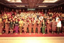 Ketua TP PKK Kota Denpasar, Ny. Sagung Antari Jaya Negara didampingi Sekretaris I TP PKK Kota Denpasar Ny. Ayu Kristi Arya Wibawa saat menghadiri serangkaian lomba dalam rangka Peringatan Puncak Hari Kesatuan Gerak (HKG) PKK ke-54 Tahun 2026 di Gedung Dharma Negara Alaya