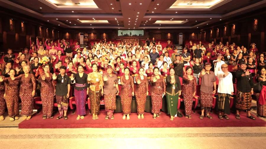 Ketua TP PKK Kota Denpasar, Ny. Sagung Antari Jaya Negara didampingi Sekretaris I TP PKK Kota Denpasar Ny. Ayu Kristi Arya Wibawa saat menghadiri serangkaian lomba dalam rangka Peringatan Puncak Hari Kesatuan Gerak (HKG) PKK ke-54 Tahun 2026 di Gedung Dharma Negara Alaya