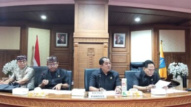Ketua Pansus Raperda Inisiatif DPRD Badung tentang Perlindungan dan Pemberdayaan Produk Unggulan Daerah, I Made Sada (tengah) bersama jajaran Pansus