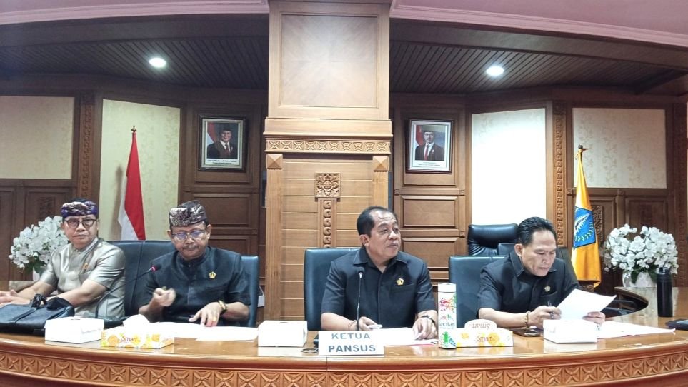 Ketua Pansus Raperda Inisiatif DPRD Badung tentang Perlindungan dan Pemberdayaan Produk Unggulan Daerah, I Made Sada (tengah) bersama jajaran Pansus