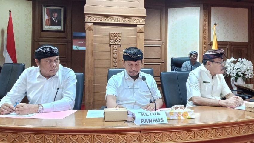 Ketua Pansus Raperda, I Nyoman Graha Wicaksana, S.E., (tengah) bersama anggota Pansus (tengah)