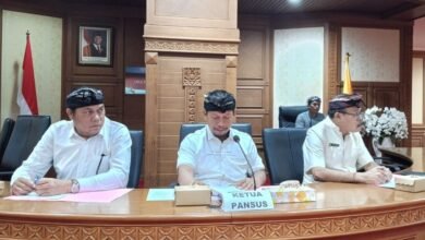 Ketua Pansus Raperda Inisiatif DPRD Kabupaten Badung tentang Pelestarian Seni dan Budaya, I Nyoman Graha Wicaksana, S.E., (tengah) saat memimpin rapat Penyerapan Aspirasi Raperda