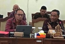 Ketua Komisi III DPRD Bali I Nyoman Suyasa (kanan) bersama Kadis Perhubungan Provinsi Bali (kiri) I Kadek Murdata