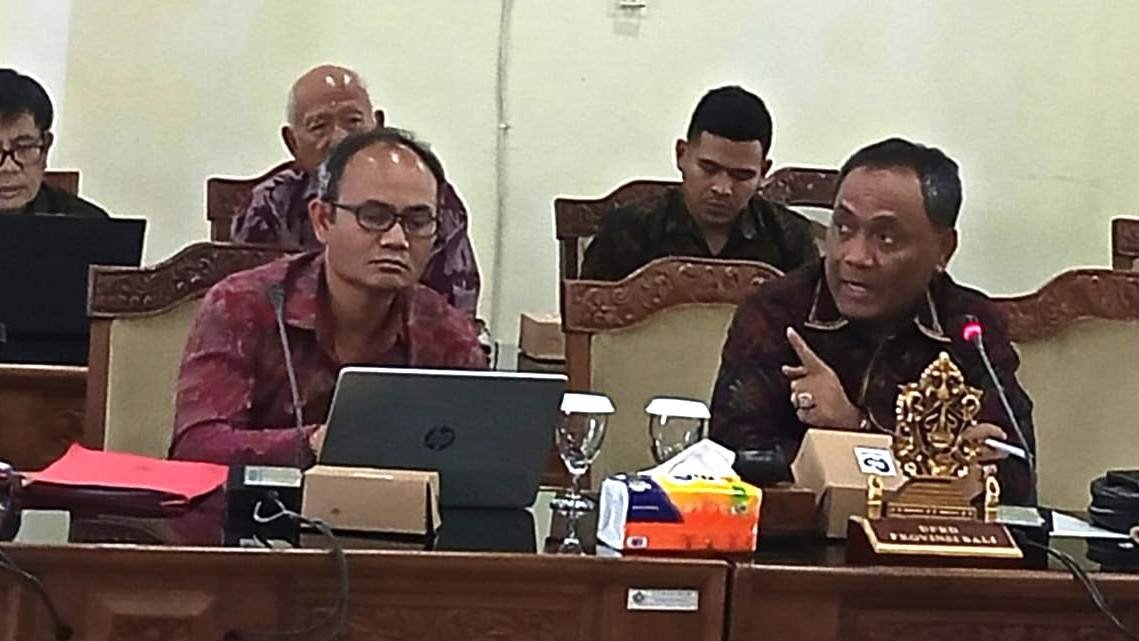 Ketua Komisi III DPRD Bali I Nyoman Suyasa (kanan) bersama Kadis Perhubungan Provinsi Bali (kiri) I Kadek Murdata