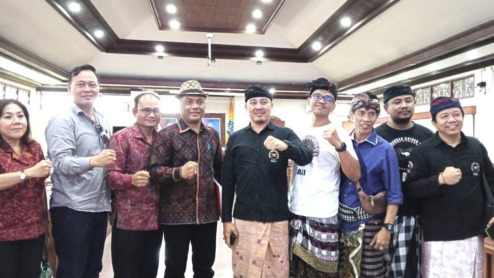 Foto: Komisi III DPRD Bali bersama Forum Perjuangan Driver Pariwisata Bali