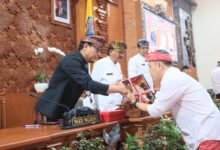 Wakil Walikota Denpasar, I Kadek Agus Arya Wibawa bersama Ketua DPRD Kota Denpasar, I Gusti Ngurah Gede, dan Wakil Ketua DPRD Made Oka Cahyadi Wiguna dalam Rapat Paripurna ke-11 Masa Persidangan II DPRD Kota Denpasar