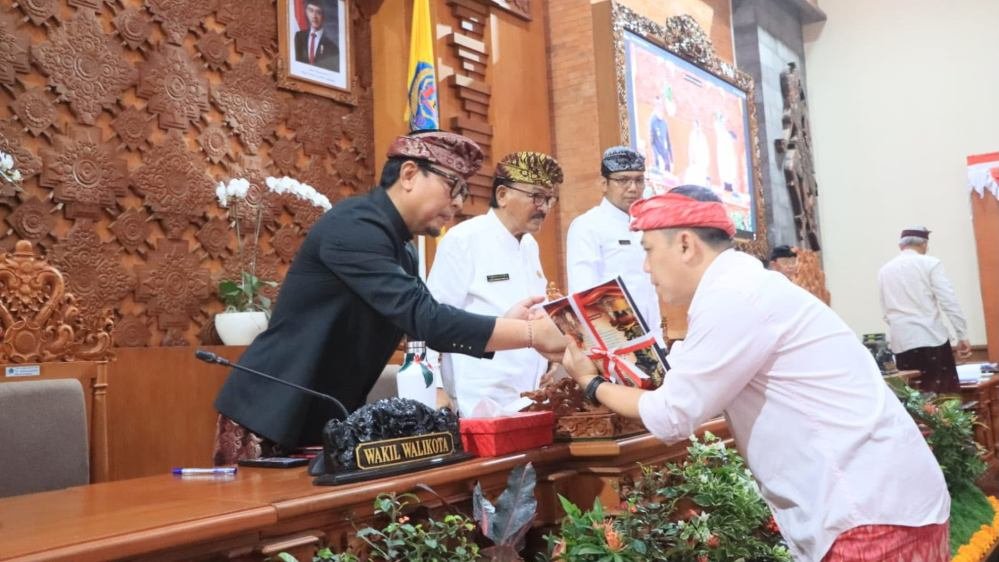 Wakil Walikota Denpasar, I Kadek Agus Arya Wibawa bersama Ketua DPRD Kota Denpasar, I Gusti Ngurah Gede, dan Wakil Ketua DPRD Made Oka Cahyadi Wiguna dalam Rapat Paripurna ke-11 Masa Persidangan II DPRD Kota Denpasar