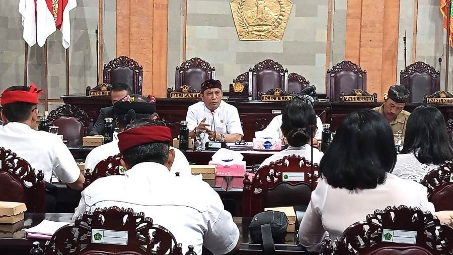 rapat dprd tabanan