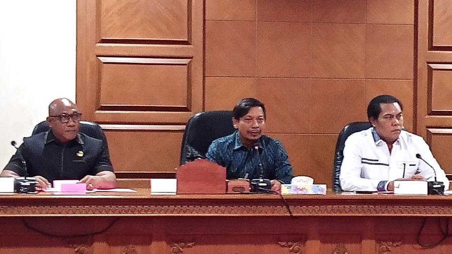 Foto: Ketua Komisi IV DPRD Kabupaten Badung, I Nyoman Graha Wicaksana (tengah) bersama Anggota Komisi IV