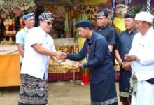 Wakil Gubernur Bali I Nyoman Giri Prasta menghadiri upacara Pitra Yadnya/Ngaben Kinembulan Sawa Prakerti di Desa Adat Mengandang