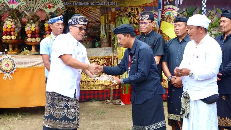 Wakil Gubernur Bali I Nyoman Giri Prasta menghadiri upacara Pitra Yadnya/Ngaben Kinembulan Sawa Prakerti di Desa Adat Mengandang